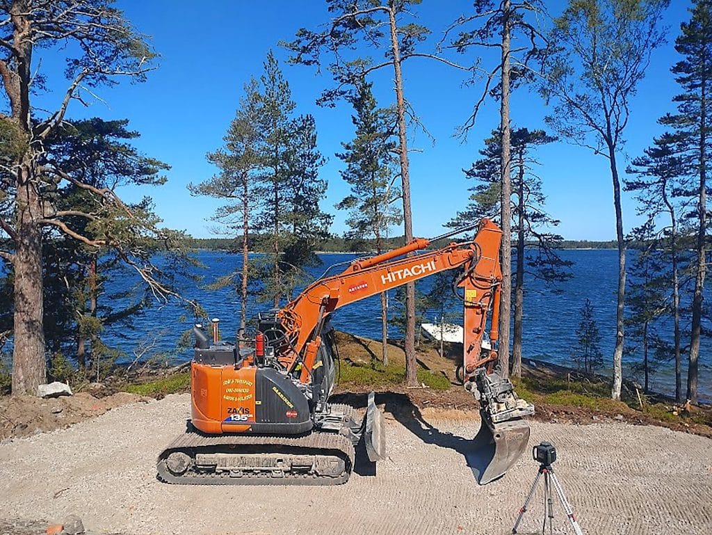 Kaivinkone 3D-koneohjauksella maanrakennustyömaalla