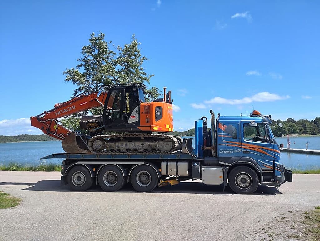 Transporttjänster 2 Grävmaskin och lastbil i transportarbete