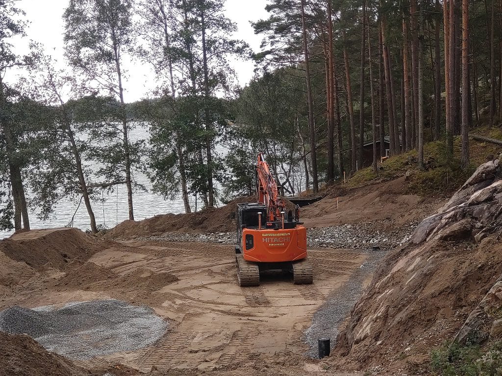 Maanrakennuspalvelut 3 Pihan rakennustyöt kaivinkoneella