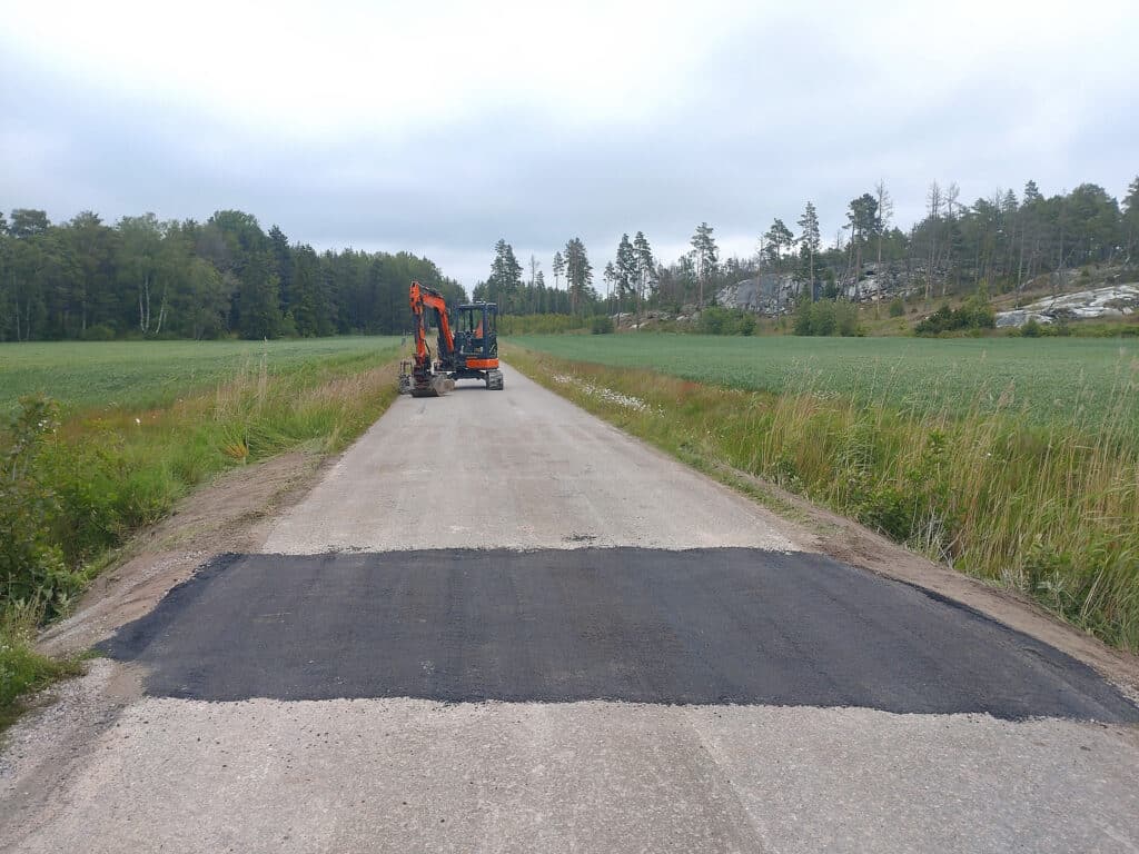 Maanrakennuspalvelut 5 Tien korjaus kaivinkoneella